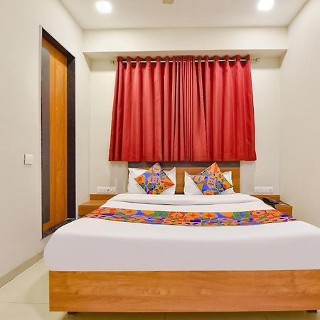 Fabhotel Happinex Surat Exterior photo