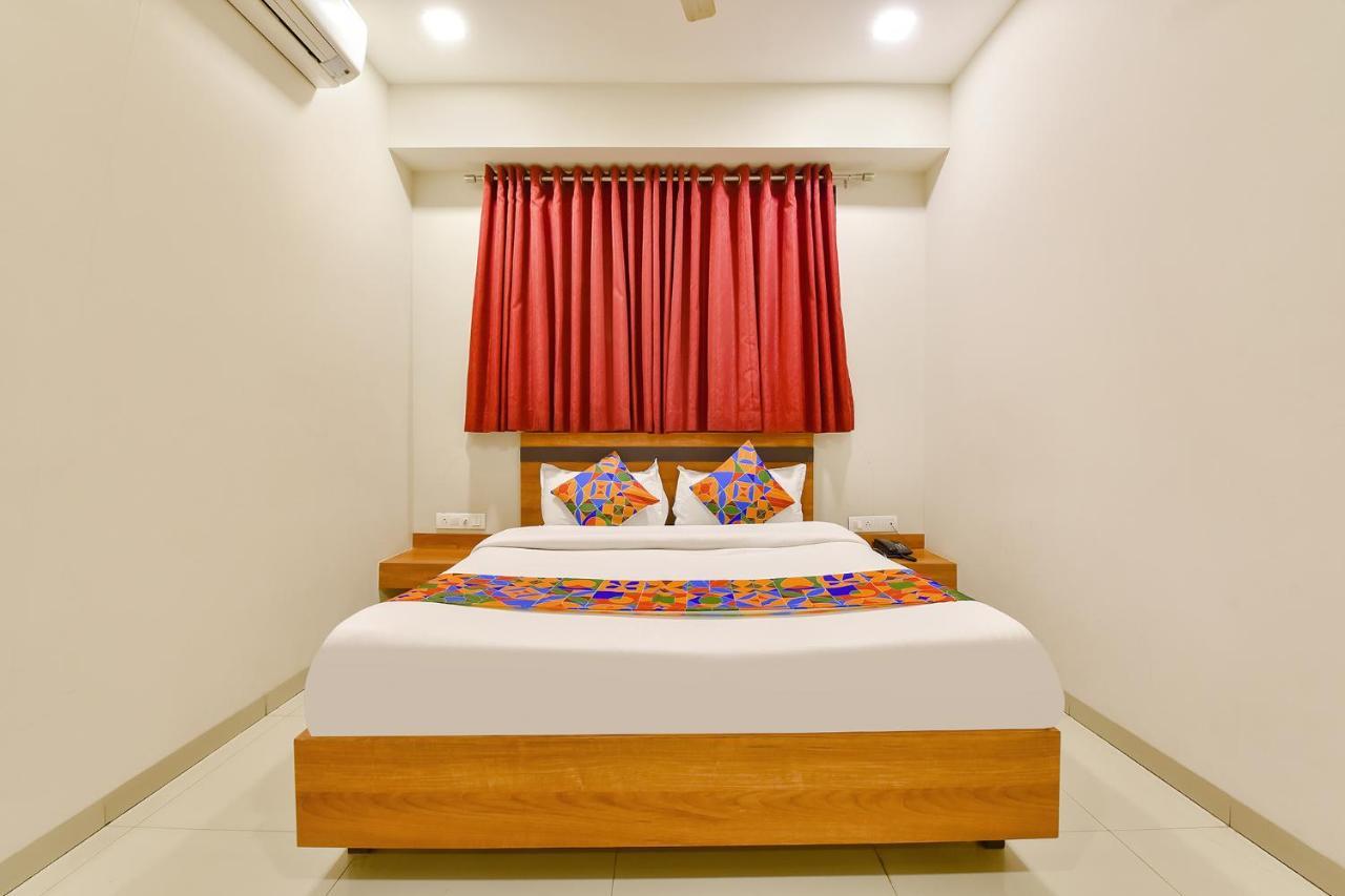 Fabhotel Happinex Surat Exterior photo