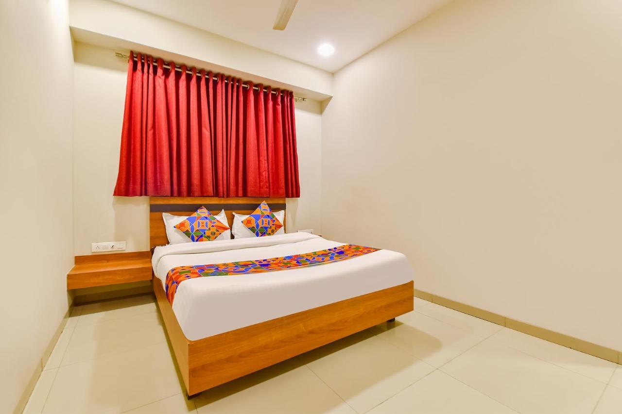 Fabhotel Happinex Surat Exterior photo