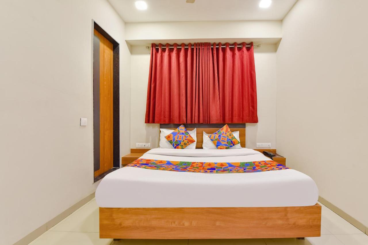 Fabhotel Happinex Surat Exterior photo