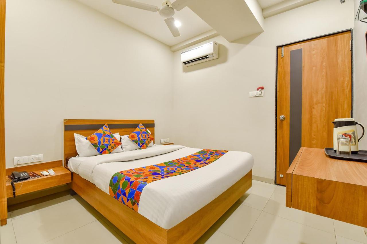 Fabhotel Happinex Surat Exterior photo