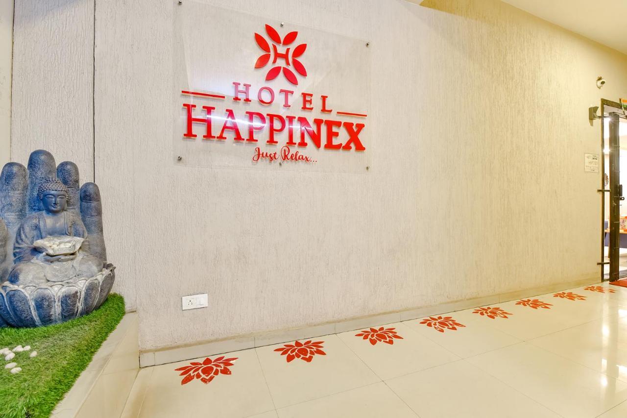 Fabhotel Happinex Surat Exterior photo