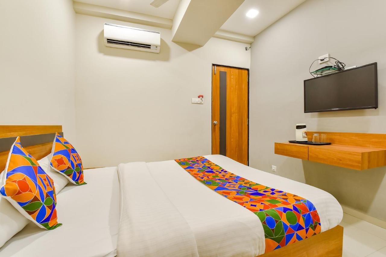 Fabhotel Happinex Surat Exterior photo