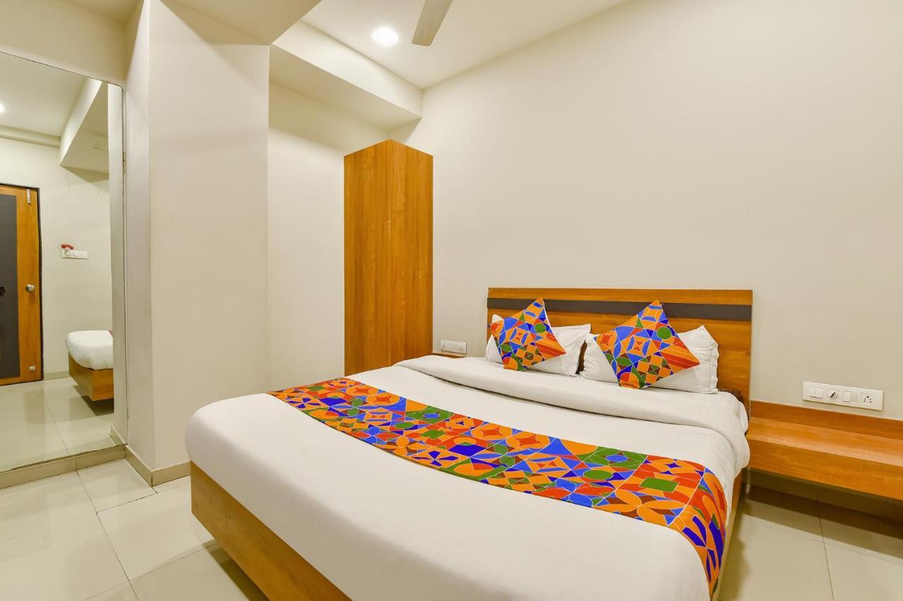 Fabhotel Happinex Surat Exterior photo